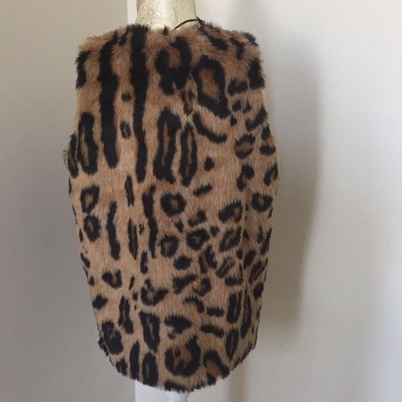 Romeo and Juliet Couture Faux Fur Vest in Medium - Picture 2 of 9